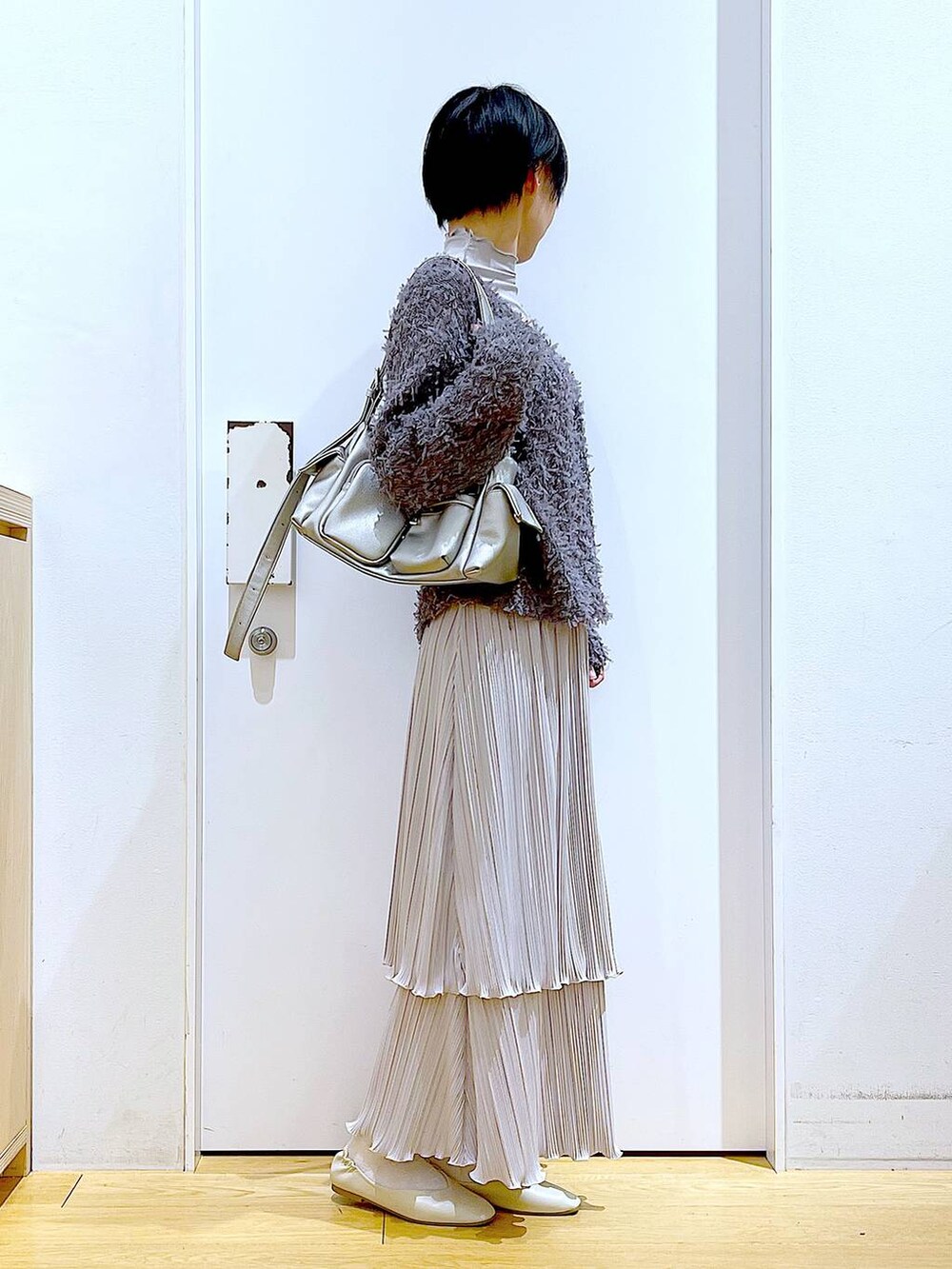 グレー系のTシャツ/カットソー、その他のショルダーバッグ、ホワイト系のパンプスを着用したレディースの春コーディネートの4枚目の写真