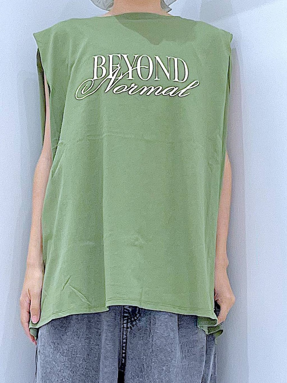 ホワイト系のショルダーバッグ、ブラック系のサンダル、グリーン系のTシャツ/カットソーを着用したレディースの夏コーディネートの7枚目の写真