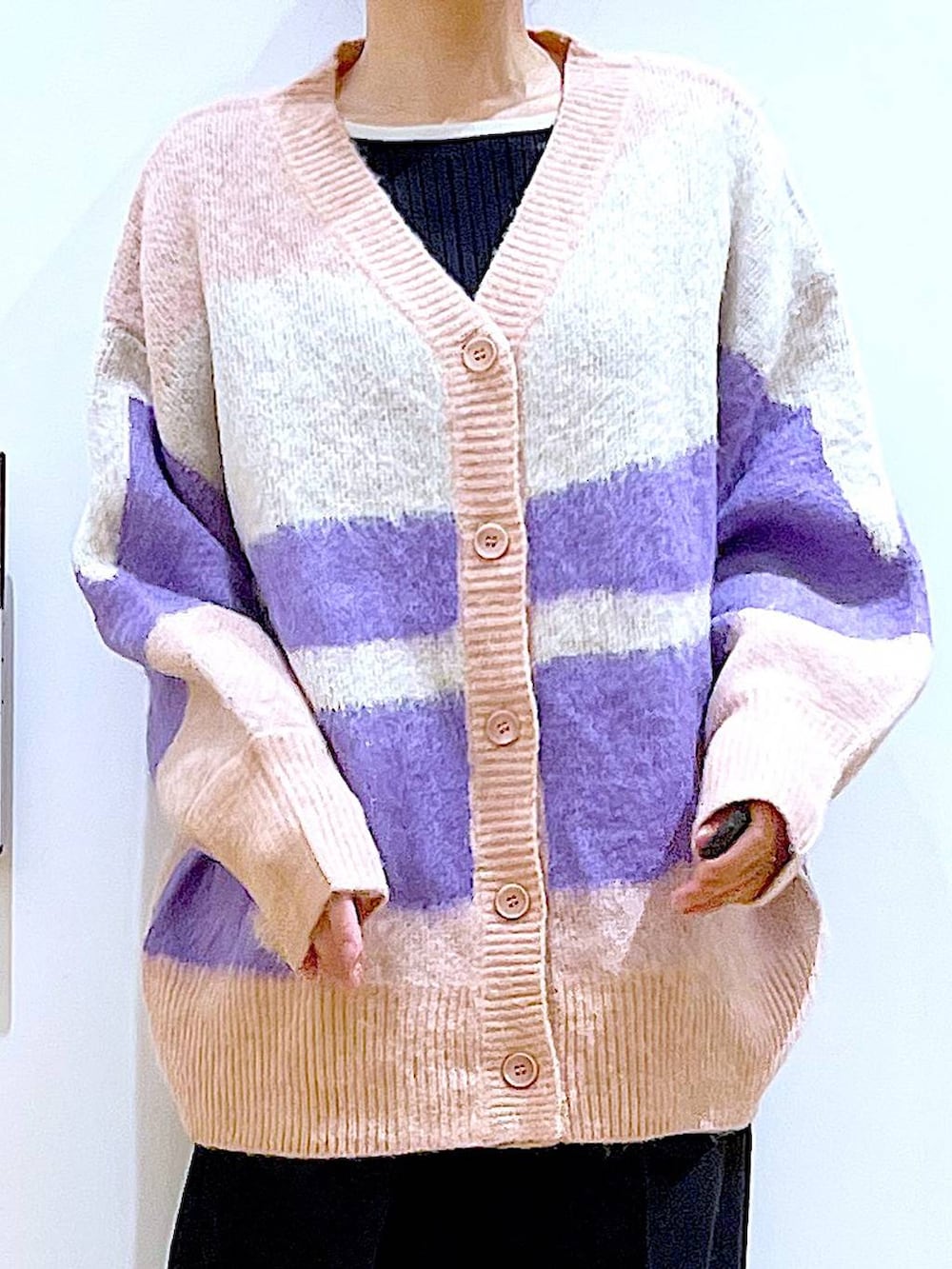 ブラック系のショルダーバッグ、ブラック系のブーツ、ブラック系のニット/セーターを着用したレディースの冬コーディネートの7枚目の写真