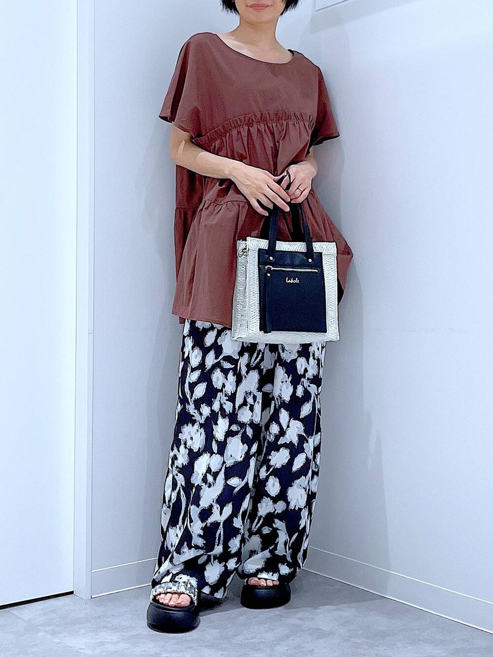 ホワイト系のショルダーバッグ、シルバー系のサンダル、ブラック系のその他パンツを着用したレディースの夏コーディネートの6枚目の写真