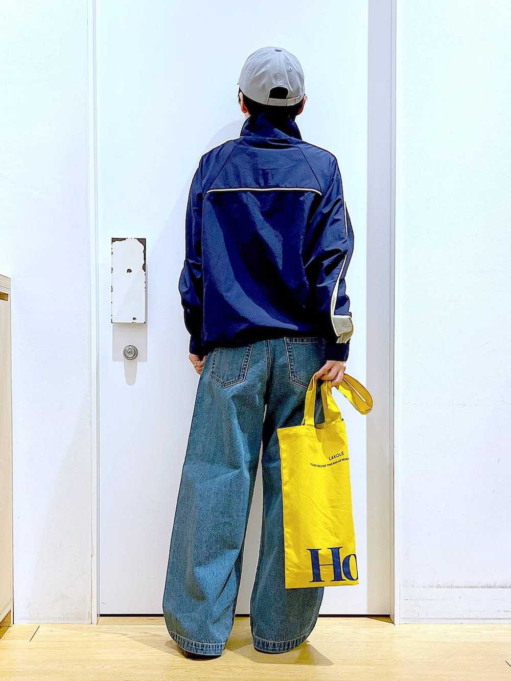 ブラック系のスニーカー、ブルー系のデニムパンツ、ブルー系のブルゾンを着用したレディースの春コーディネートの5枚目の写真