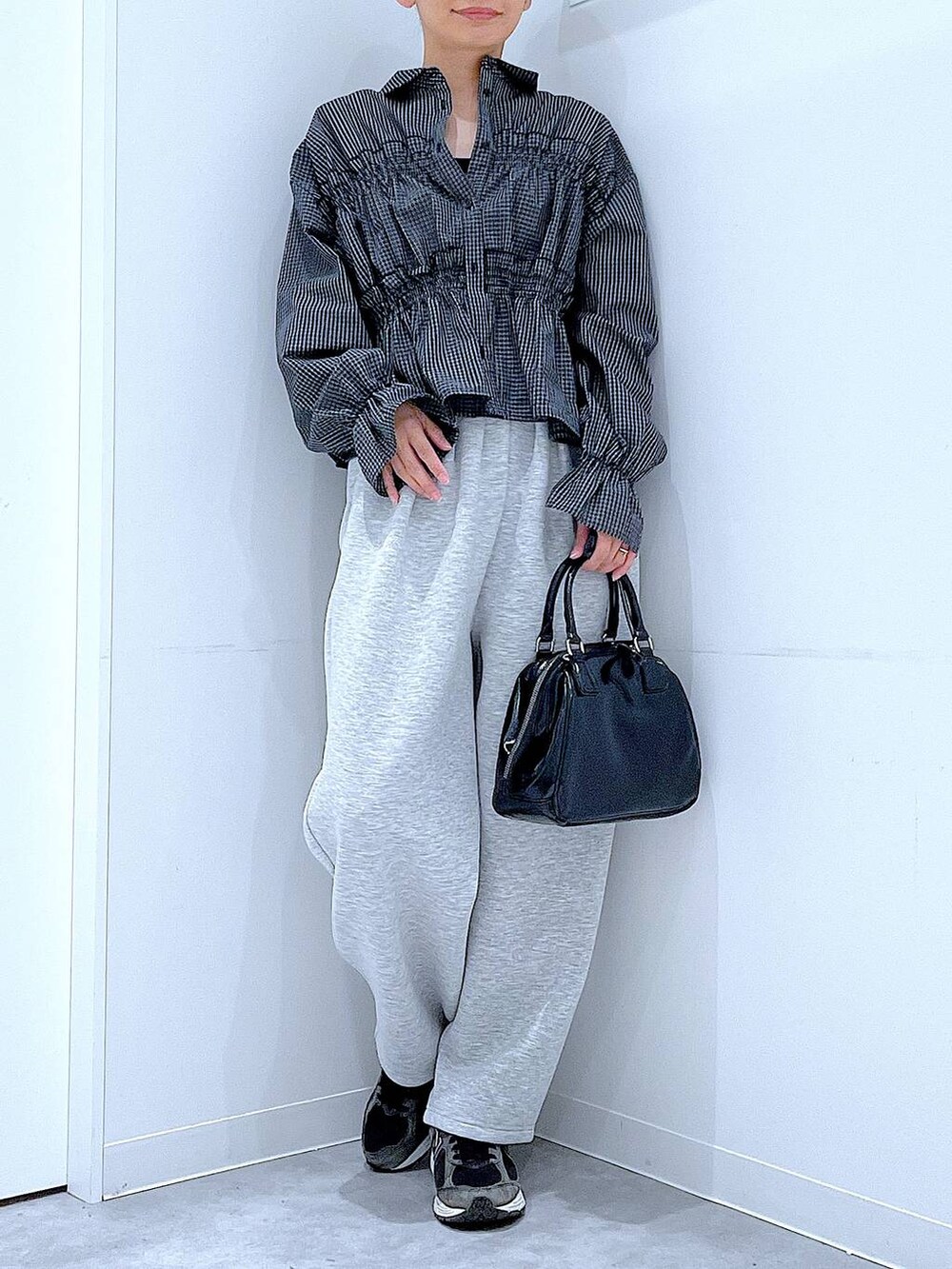 ブラック系のショルダーバッグ、グレー系のバレッタ/ヘアクリップを着用したレディースの春コーディネートの6枚目の写真