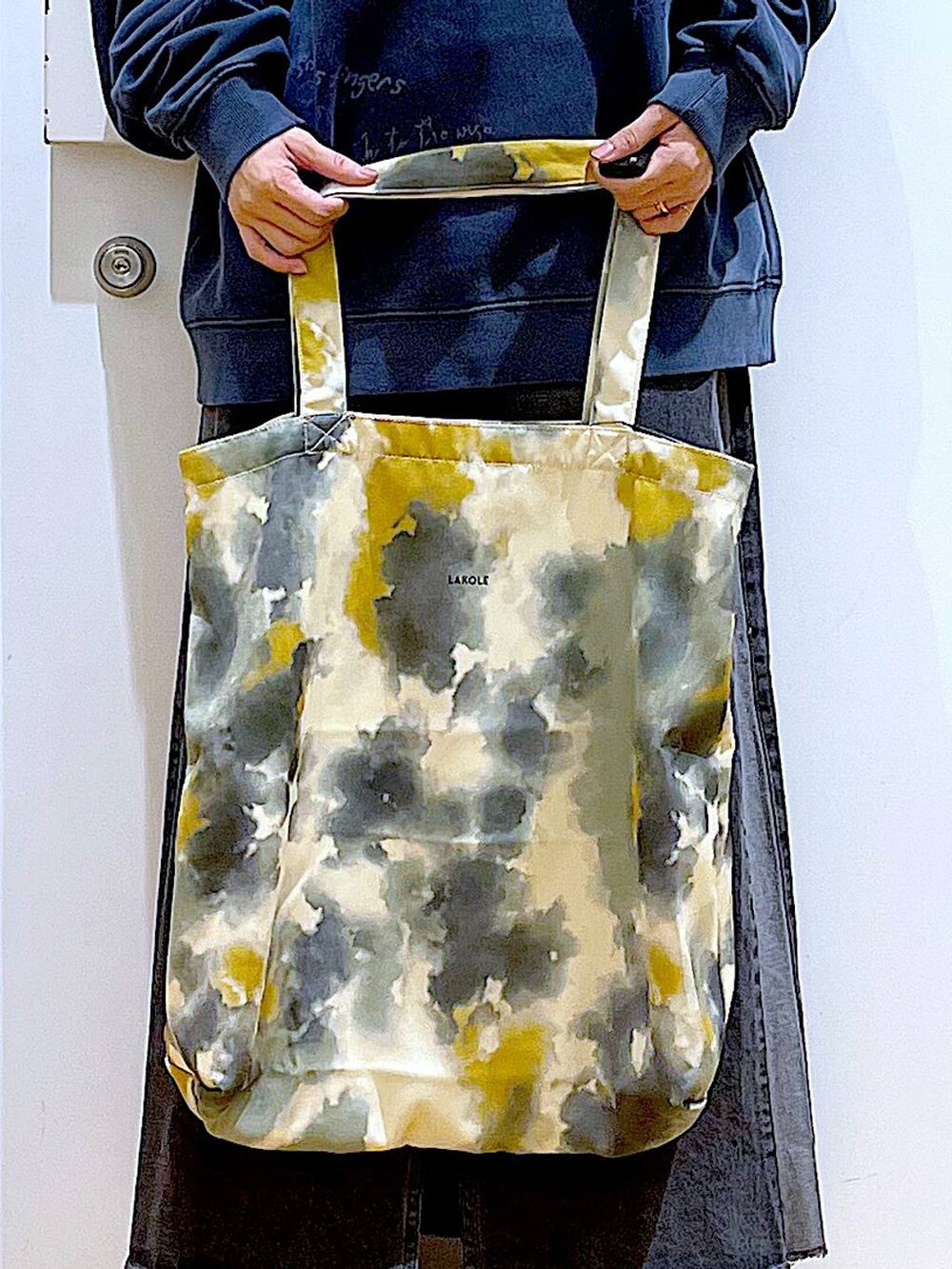 「リラックス、若見え、ゆったり、休日コーデ、骨格ウェーブ、LAKOLE、ユニセックス、オーバーサイズ、カジュアルコーデ、スウェット、バケットハット、スカート、ブーツ、トートバッグ、春コーデ」｜「LAKOLEのニットスニーカーソールブーツ / 140064（ブーツ、ブラック系）」を使った、あおき@LAKOLE海老名さん（レディース・156cm）の冬コーディネートの9枚目の写真
