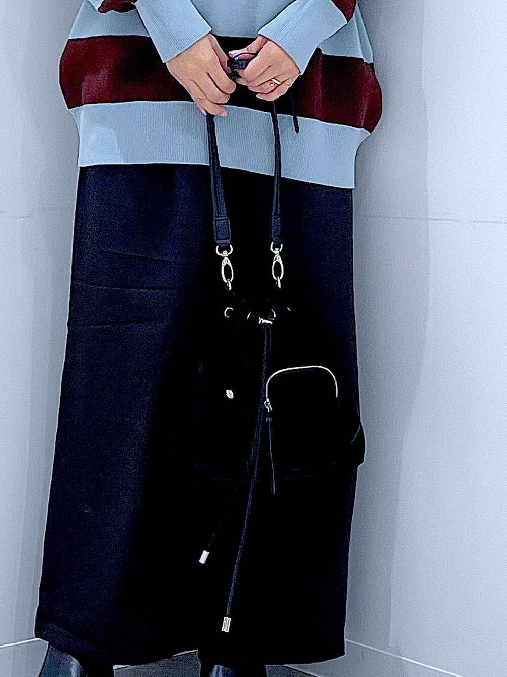 ブラック系のその他パンツ、ブラック系のショルダーバッグ、ブラウン系のニット/セーターを着用したレディースの秋コーディネートの9枚目の写真