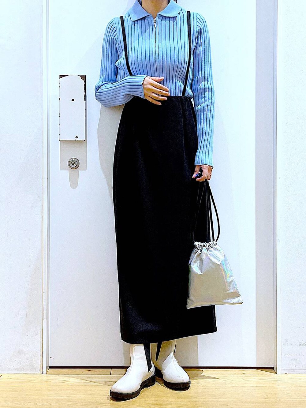 ブルー系のカーディガン/ボレロ、ベージュ系のブーツ、その他のショルダーバッグを着用したレディースの春コーディネートの6枚目の写真