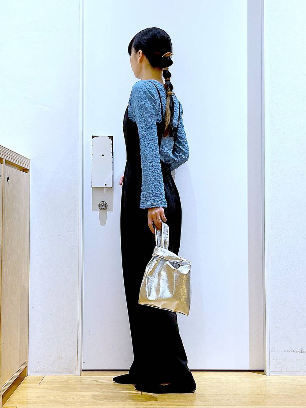 シルバー系のショルダーバッグ、ブラック系のパンプス、ブラック系のサロペット/オーバーオールを着用したレディースの春コーディネートの3枚目の写真