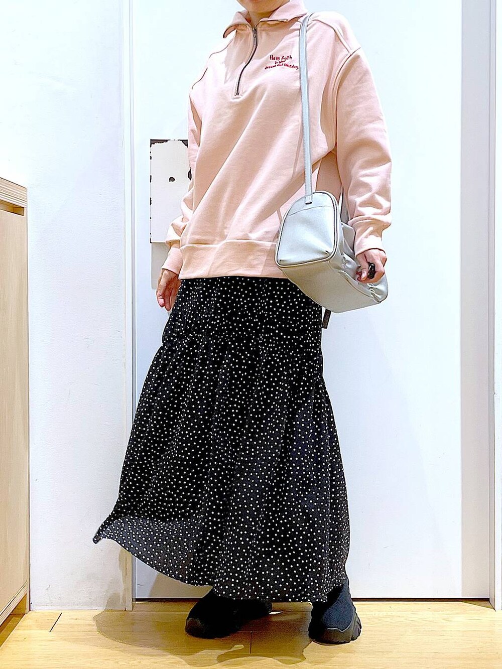 ブラック系のブーツ、シルバー系のショルダーバッグ、その他のスカートを着用したレディースの冬コーディネートの6枚目の写真