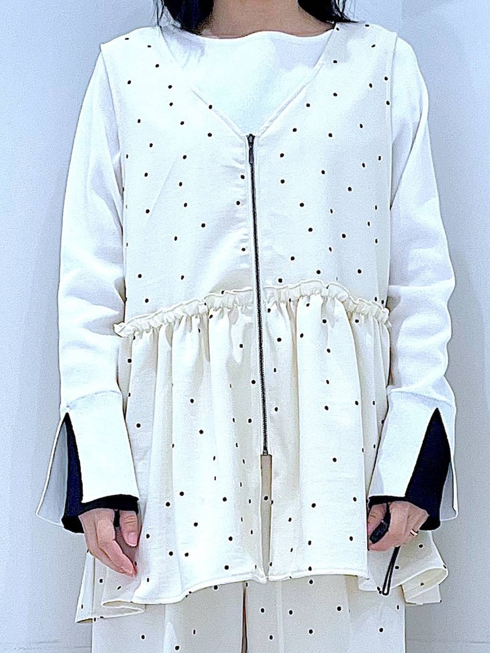 その他のその他パンツ、ホワイト系のショルダーバッグ、ホワイト系のニット/セーターを着用したレディースの春コーディネートの7枚目の写真