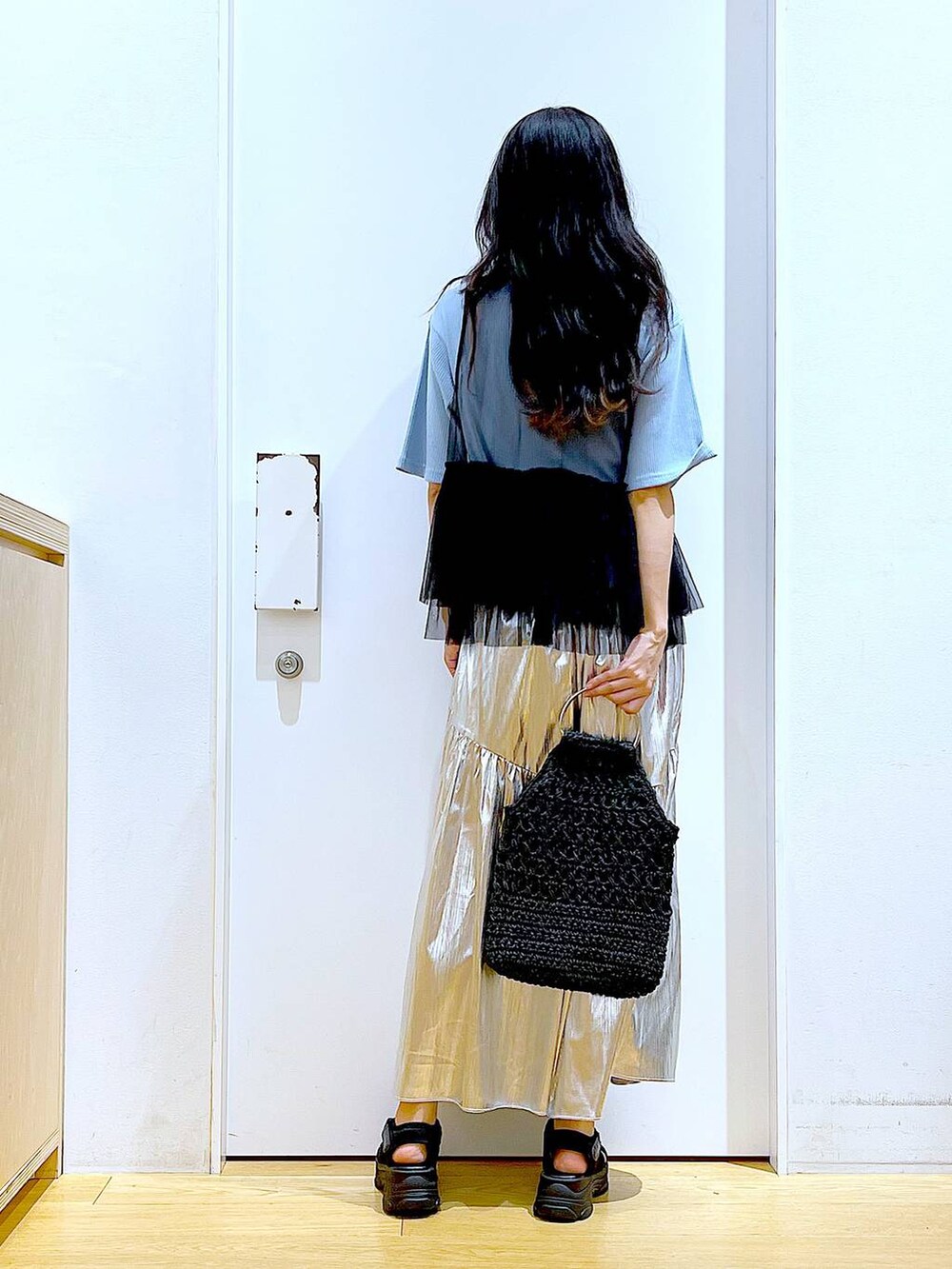 ブラック系のサンダル、ブルー系のTシャツ/カットソー、ブラック系のベストを着用したレディースの夏コーディネートの5枚目の写真