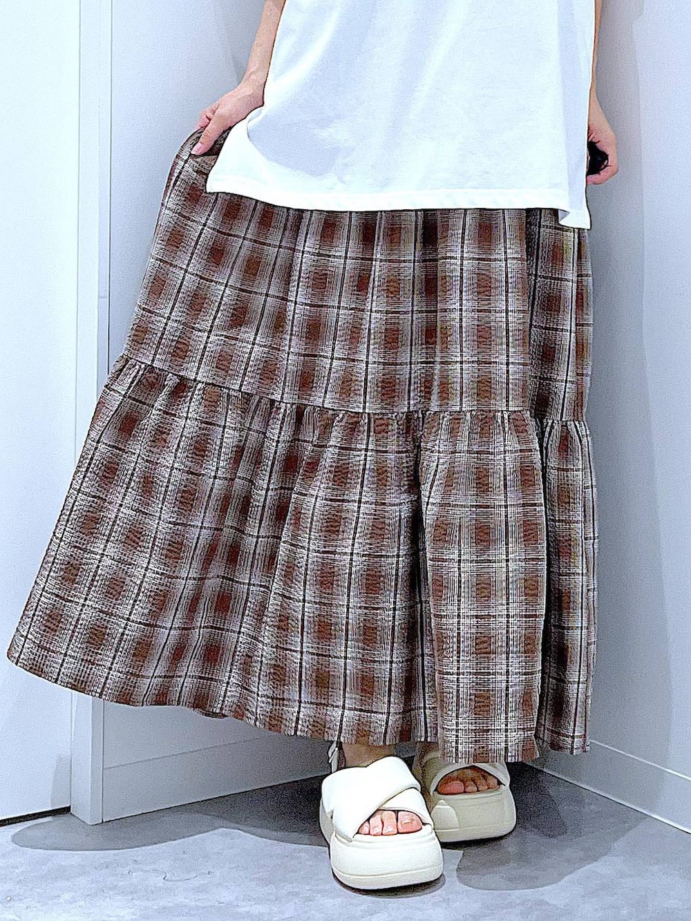 ベージュ系のバックパック/リュック、ホワイト系のサンダル、ブラウン系のワンピースを着用したレディースの夏コーディネートの8枚目の写真