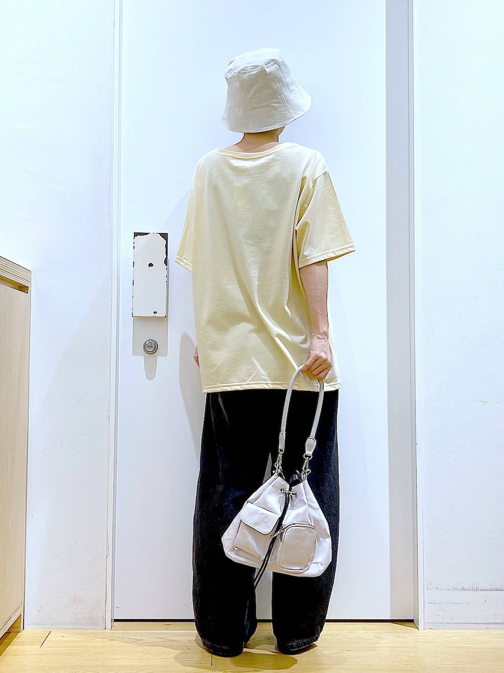 「リラックス、若見え、ゆったり、休日コーデ、骨格ウェーブ、LAKOLE、デニムパンツ、カジュアルコーデ、Tシャツ、巾着バッグ、ショルダーバッグ、おでかけ、ハット、夏コーデ、シンプルコーデ」｜「LAKOLEのカーブデニムパンツ / 134482（デニムパンツ、ブラック系）」を使った、あおき@LAKOLE海老名さん（レディース・156cm）の夏コーディネートの5枚目の写真