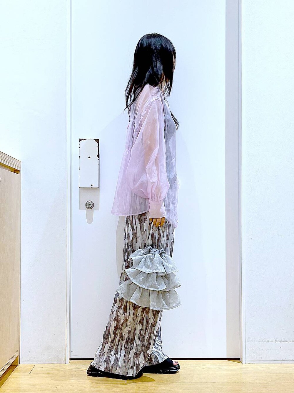 シルバー系のショルダーバッグ、パープル系のシャツ/ブラウス、ブラック系のサンダルを着用したレディースの夏コーディネートの4枚目の写真