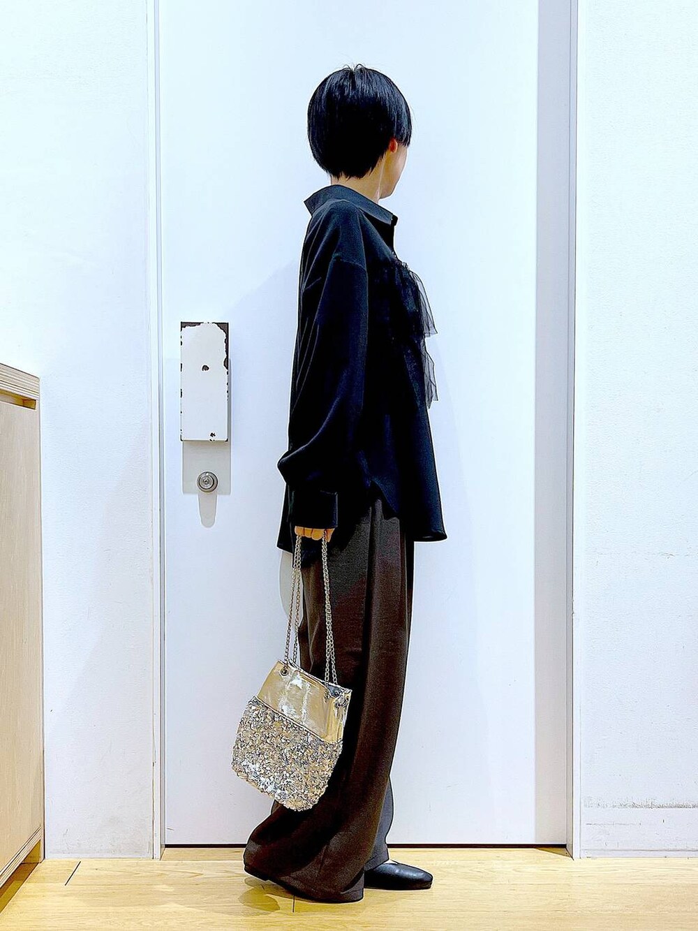 ブラック系のパンプス、その他のショルダーバッグ、グレー系のその他パンツを着用したレディースの春コーディネートの4枚目の写真