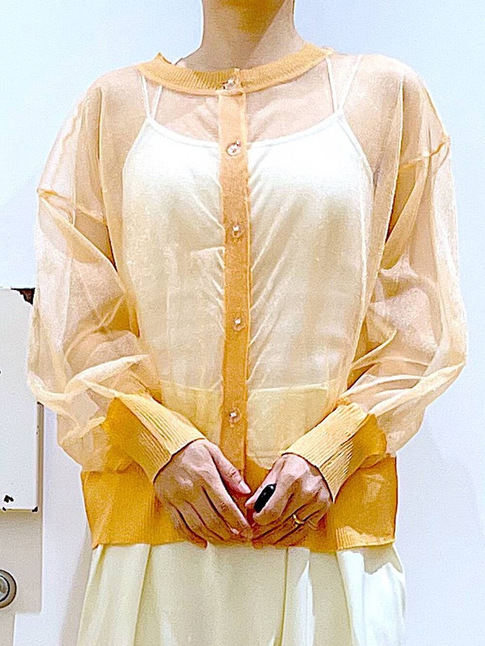 ホワイト系のショルダーバッグ、ホワイト系のその他パンツ、シルバー系のサンダルを着用したレディースの夏コーディネートの7枚目の写真