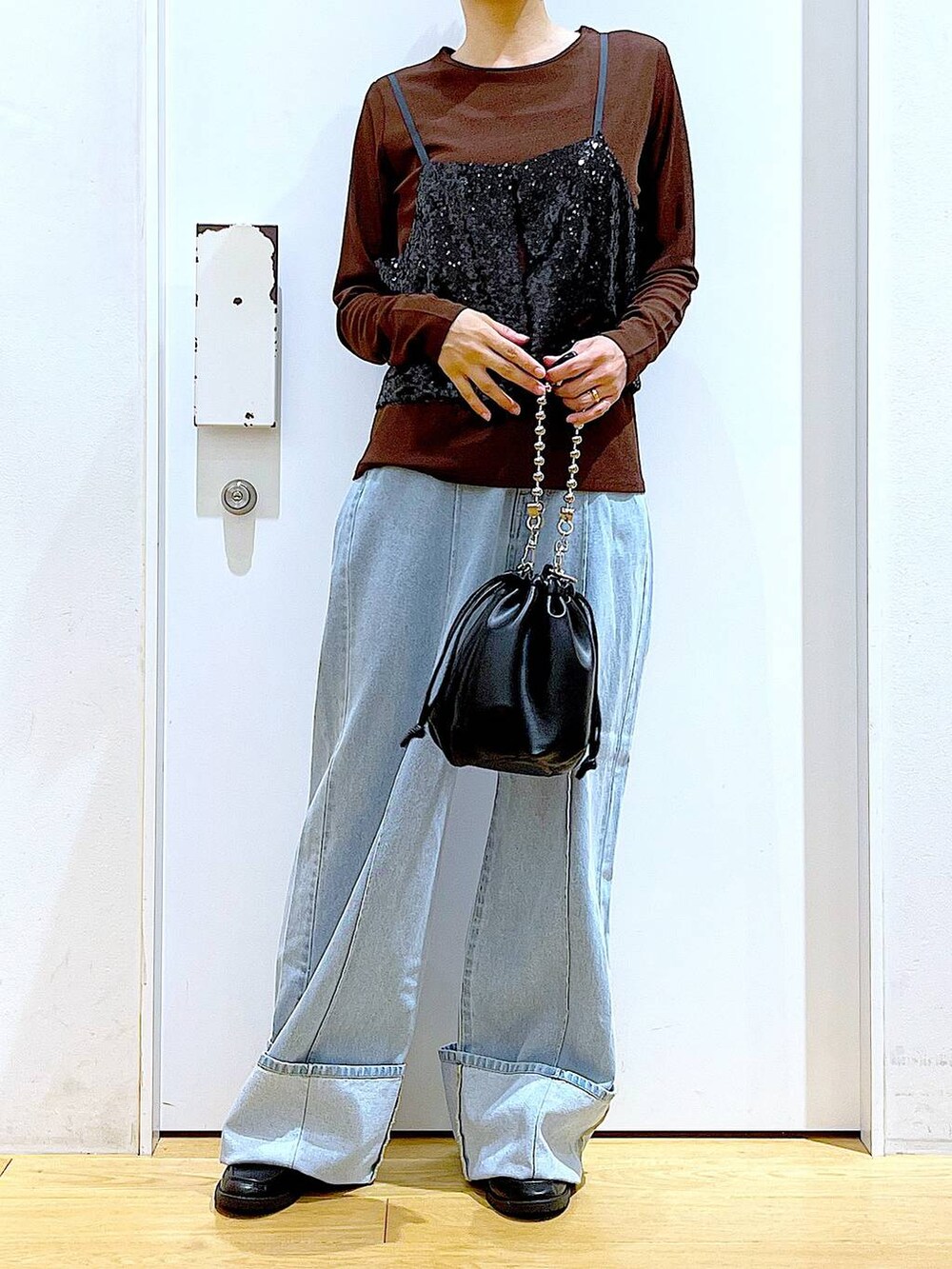 ブラック系のショルダーバッグ、ブラック系のローファー、ブラック系のベストを着用したレディースの秋コーディネートの6枚目の写真