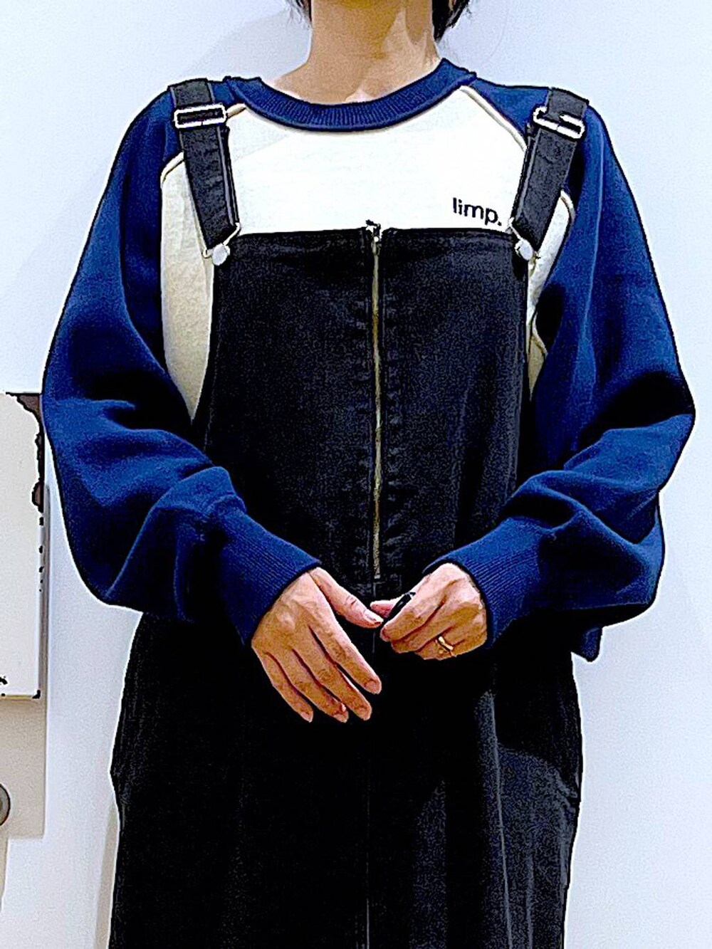 グレー系のジャンパースカート、シルバー系のトートバッグ、ベージュ系のブーツを着用したレディースの冬コーディネートの7枚目の写真