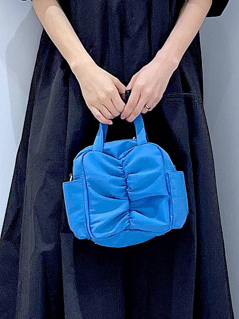 ブラック系のサンダル、ブラック系のワンピースを着用したレディースの夏コーディネートの9枚目の写真