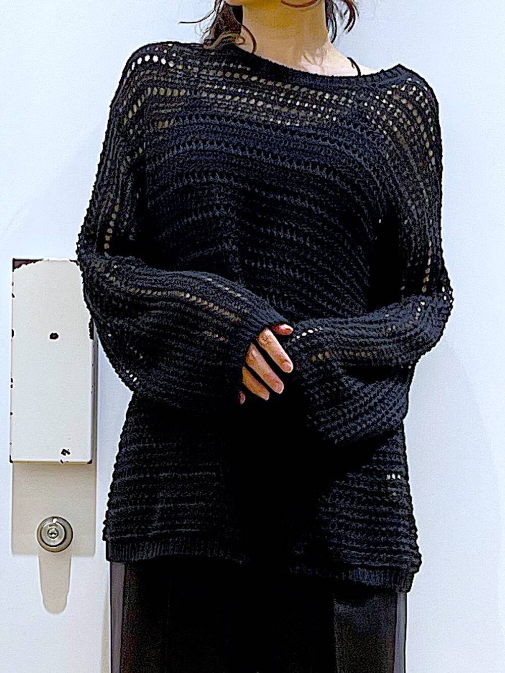 グリーン系のショルダーバッグ、ブラック系のその他パンツ、ブラック系のスニーカーを着用したレディースの春コーディネートの7枚目の写真