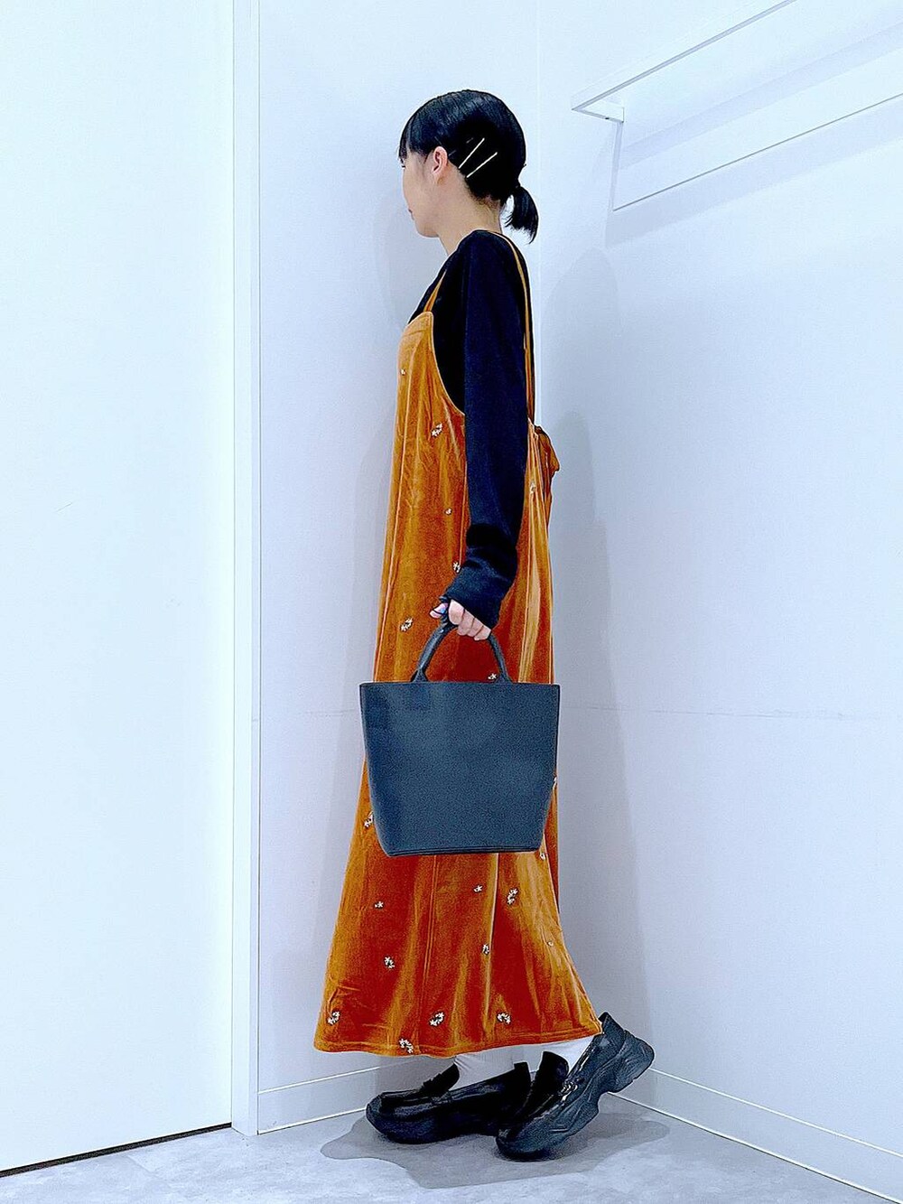 ブラック系のTシャツ/カットソー、ブラック系のショルダーバッグ、ブラック系のローファーを着用したレディースの秋コーディネートの3枚目の写真