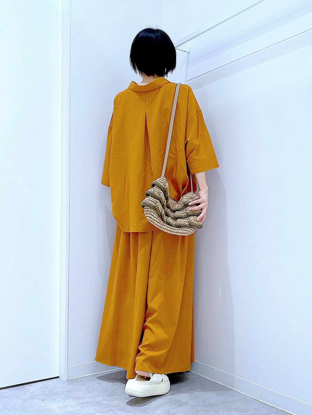 ベージュ系のショルダーバッグ、ホワイト系のサンダル、ブラウン系のその他パンツを着用したレディースの夏コーディネートの5枚目の写真