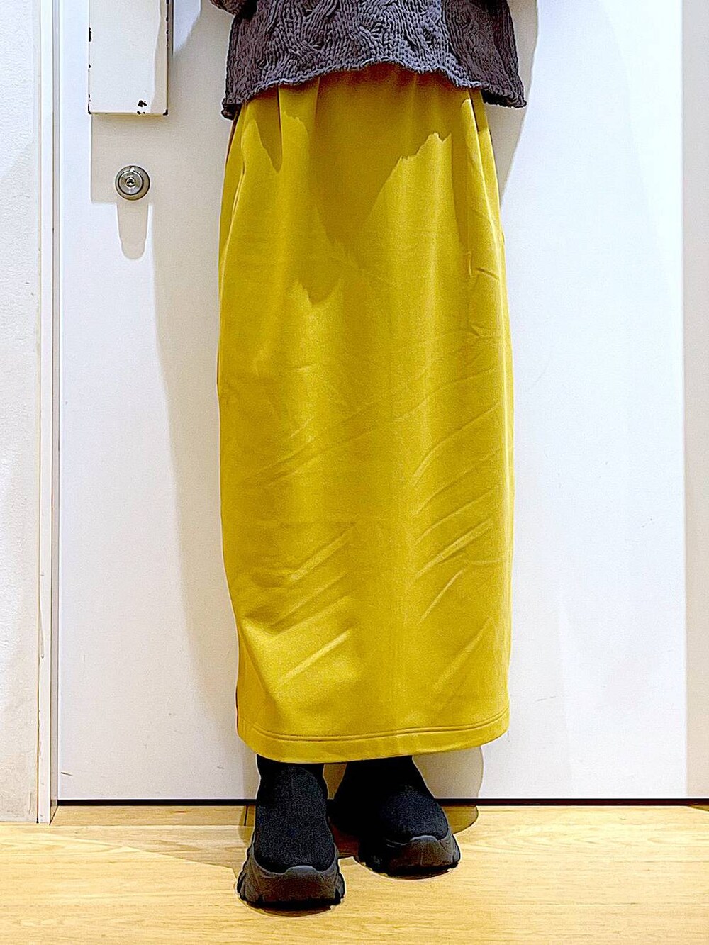 その他のショルダーバッグ、ブラック系のブーツ、グレー系のニット/セーターを着用したレディースの冬コーディネートの8枚目の写真