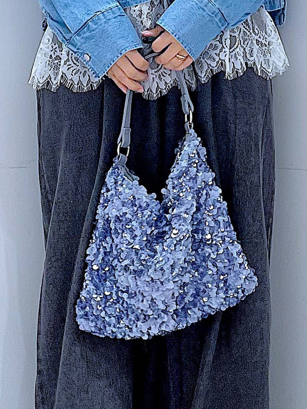 ブラック系のブーツ、ブルー系のシャツ/ブラウス、ブルー系のショルダーバッグを着用したレディースの春コーディネートの9枚目の写真