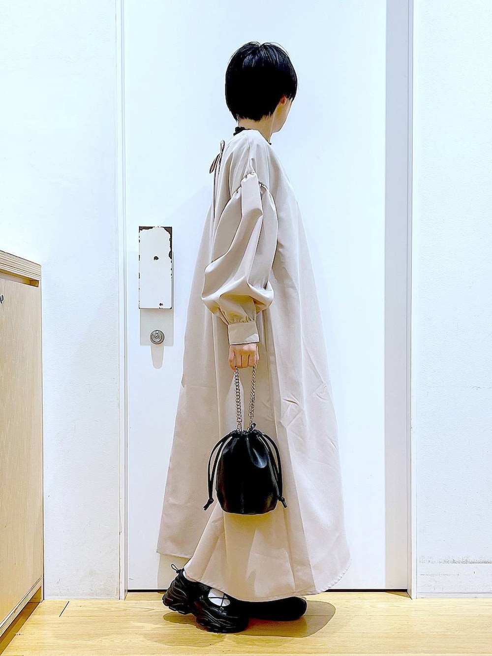 ブラック系のTシャツ/カットソー、ブラック系のショルダーバッグ、ブラック系のスニーカーを着用したレディースの春コーディネートの4枚目の写真
