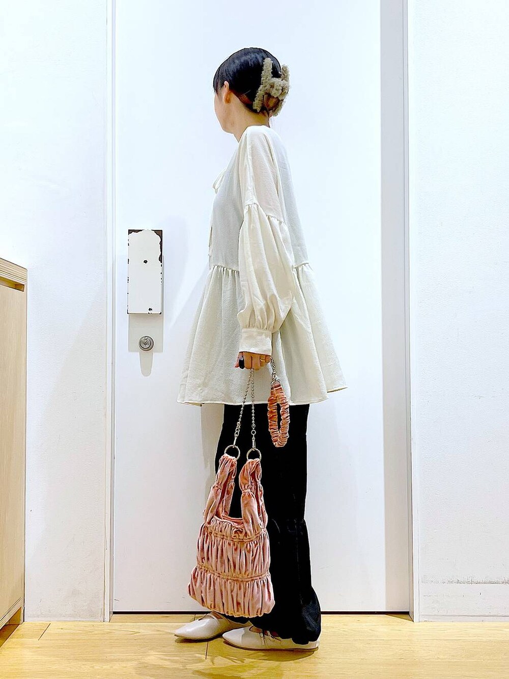 ホワイト系のパンプス、ブラック系のその他パンツ、ホワイト系のチュニックを着用したレディースの秋コーディネートの3枚目の写真