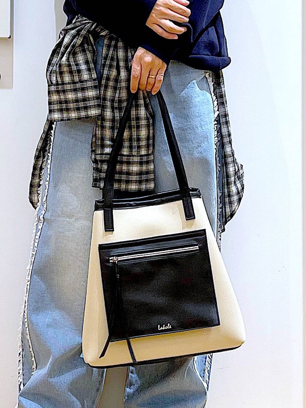「リラックス、若見え、ゆったり、休日コーデ、骨格ウェーブ、LAKOLE、スウェット、シャツ、デニムパンツ、カジュアルコーデ、春コーデ、チェック、トートバッグ、ブーツ、シンプルコーデ」｜「LAKOLEのニットスニーカーソールブーツ / 140064（ブーツ、ブラック系）」を使った、あおき@LAKOLE海老名さん（レディース・156cm）の冬コーディネートの9枚目の写真