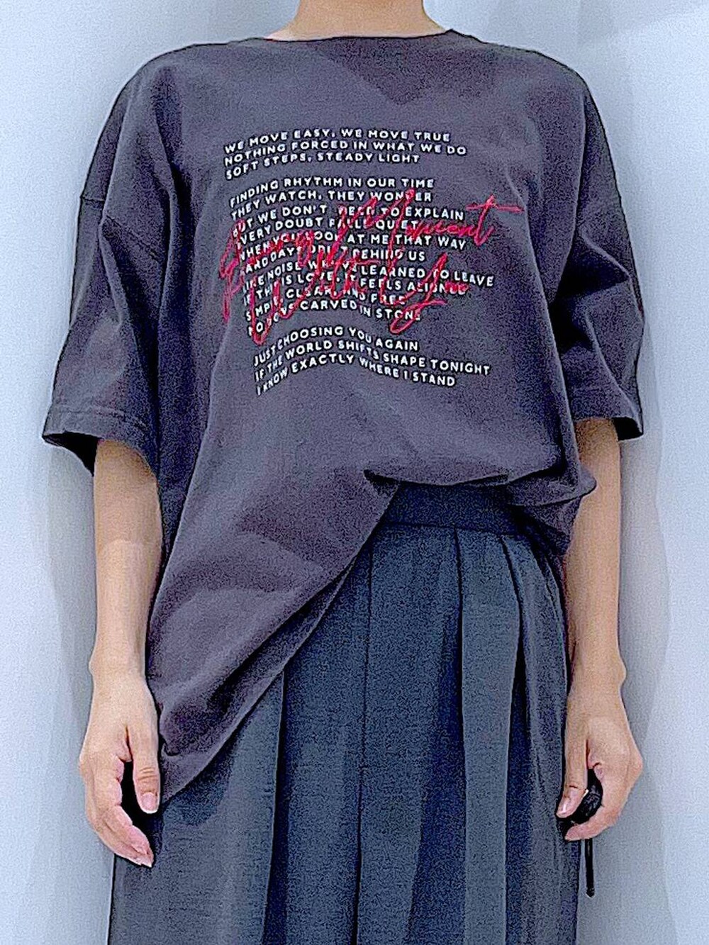 ブラック系のサンダル、グレー系のその他パンツ、ホワイト系のトートバッグを着用したレディースの夏コーディネートの7枚目の写真