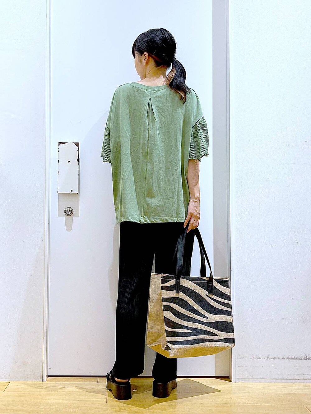 ブラック系のサンダル、その他のトートバッグ、ブラック系のその他パンツを着用したレディースの秋コーディネートの5枚目の写真