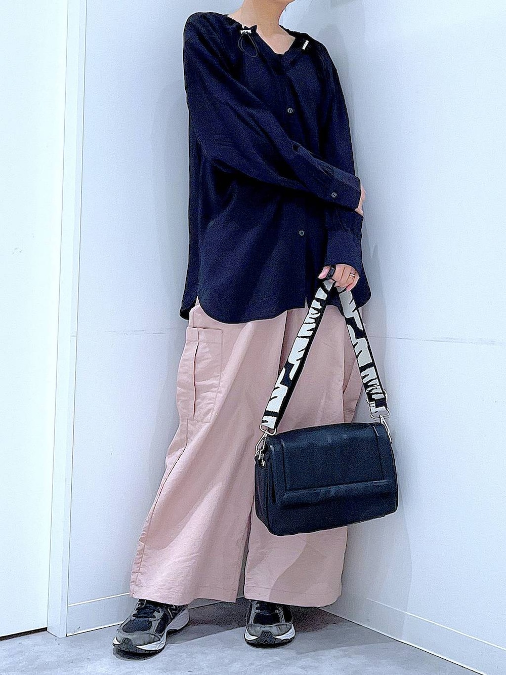 ブラック系のショルダーバッグ、ブラック系のシャツ/ブラウス、ピンク系のカーゴパンツを着用したレディースの春コーディネートの6枚目の写真