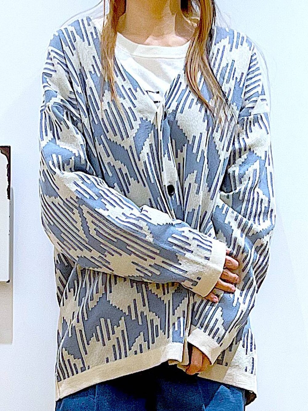 ブルー系のデニムパンツ、ベージュ系のカーディガン/ボレロ、その他のトートバッグを着用したレディースの春コーディネートの7枚目の写真