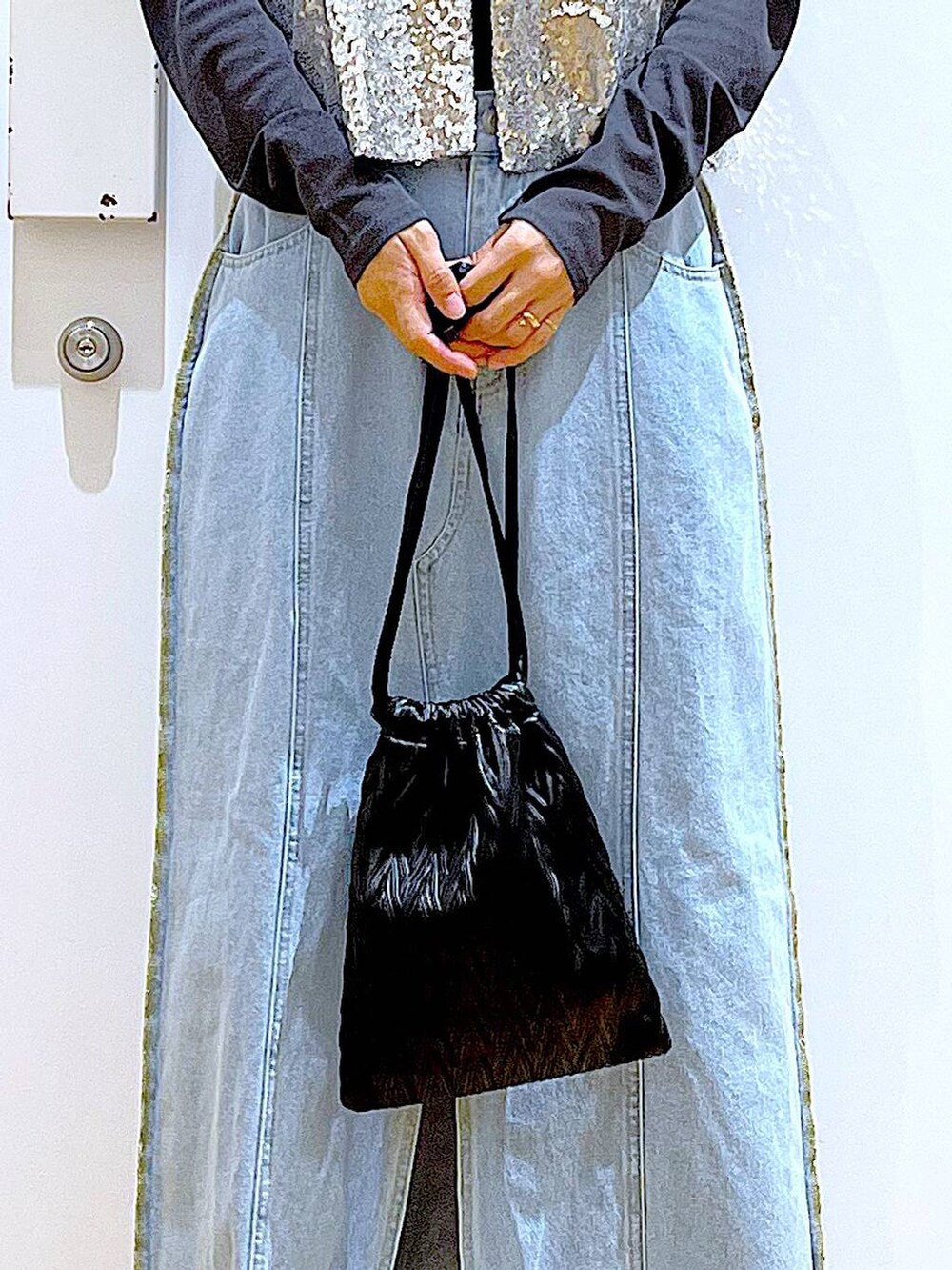 ブラック系のショルダーバッグ、ブラック系のローファー、グレー系のTシャツ/カットソーを着用したレディースの秋コーディネートの9枚目の写真