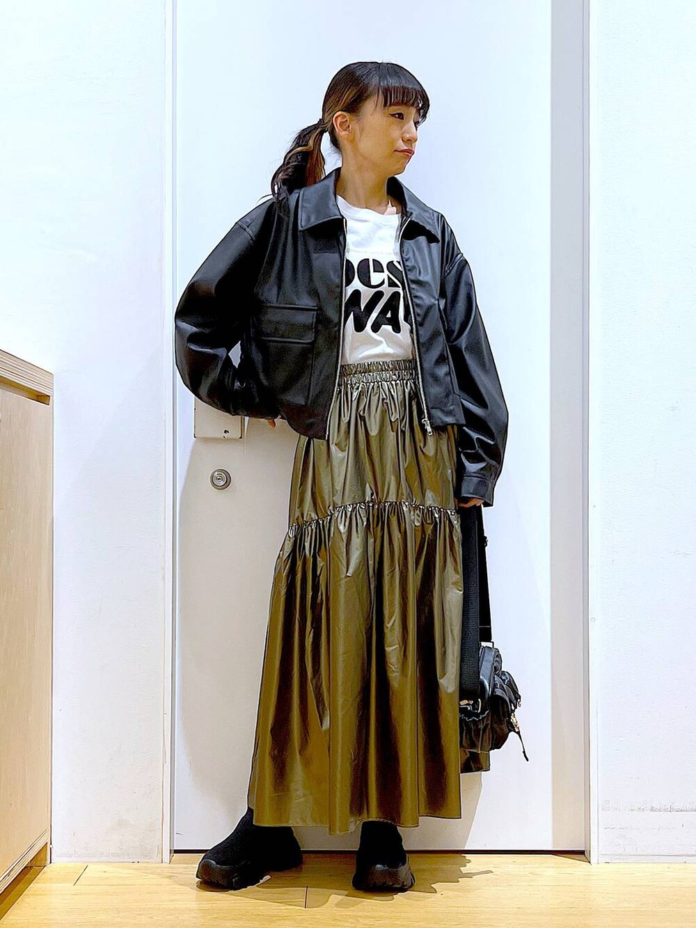 ブラック系のブルゾン、ブラック系のスニーカー、その他のスカートを着用したレディースの春コーディネートの2枚目の写真