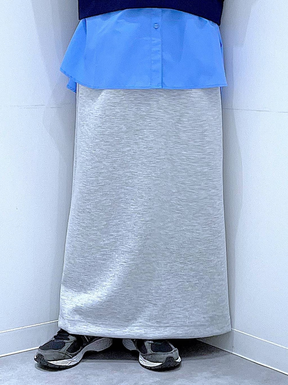 グレー系のショルダーバッグ、グレー系のスカート、ブルー系のシャツ/ブラウスを着用したレディースの春コーディネートの8枚目の写真