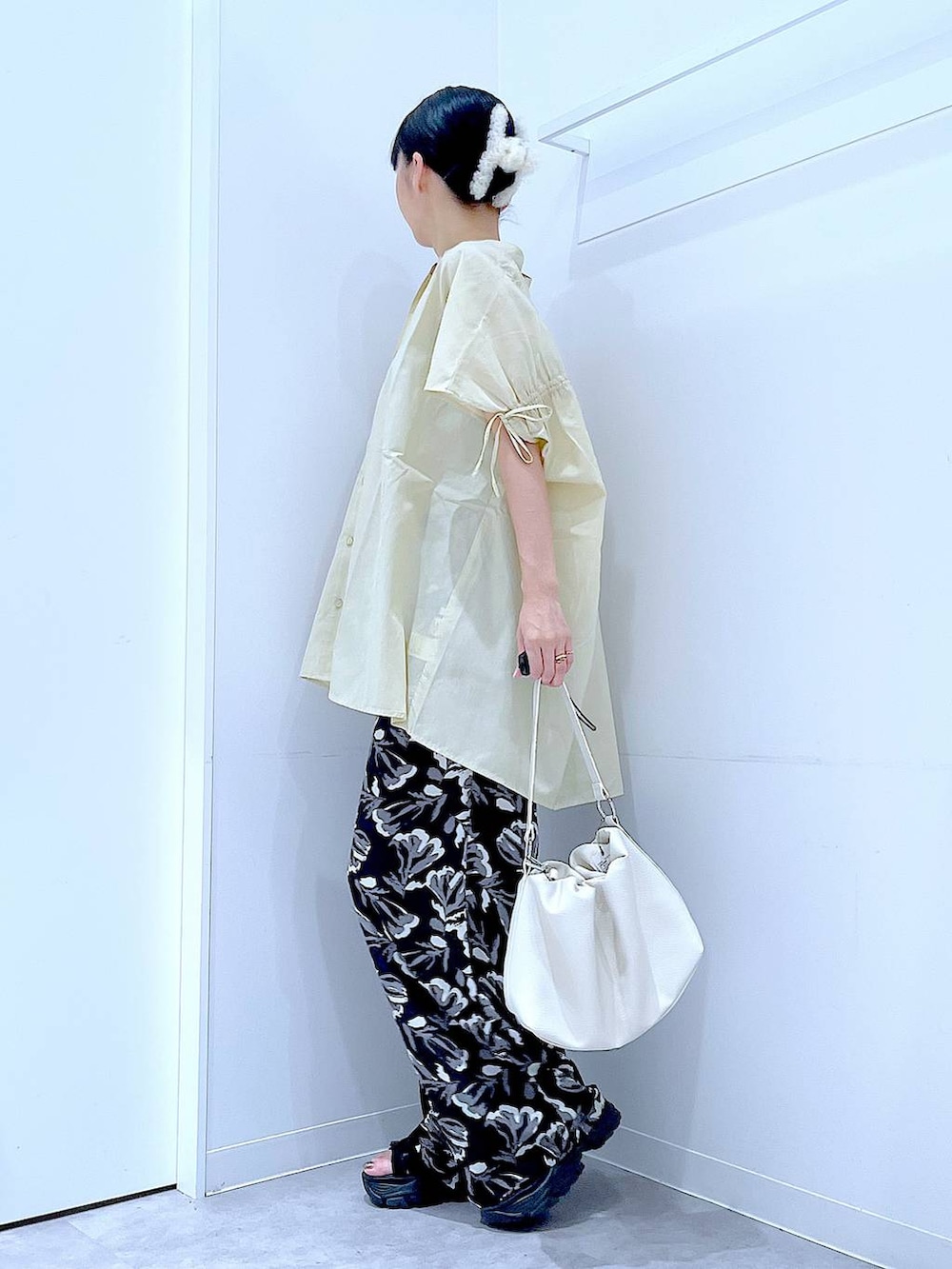 ブラック系のその他パンツ、ベージュ系のシャツ/ブラウス、ホワイト系のショルダーバッグを着用したレディースの夏コーディネートの3枚目の写真