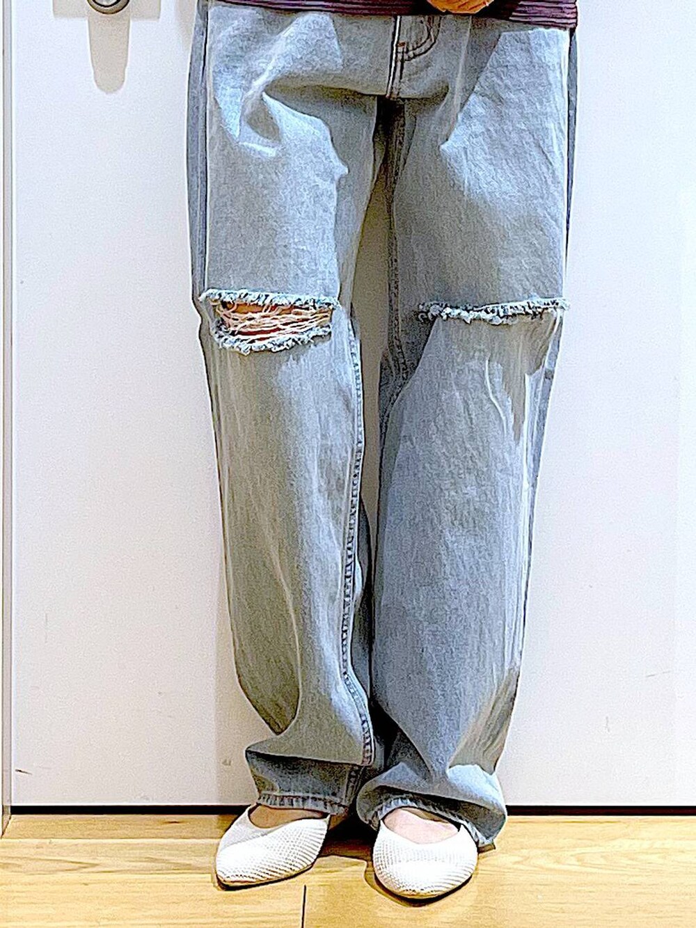 ホワイト系のショルダーバッグ、ブルー系のデニムパンツ、ホワイト系のパンプスを着用したレディースの春コーディネートの7枚目の写真