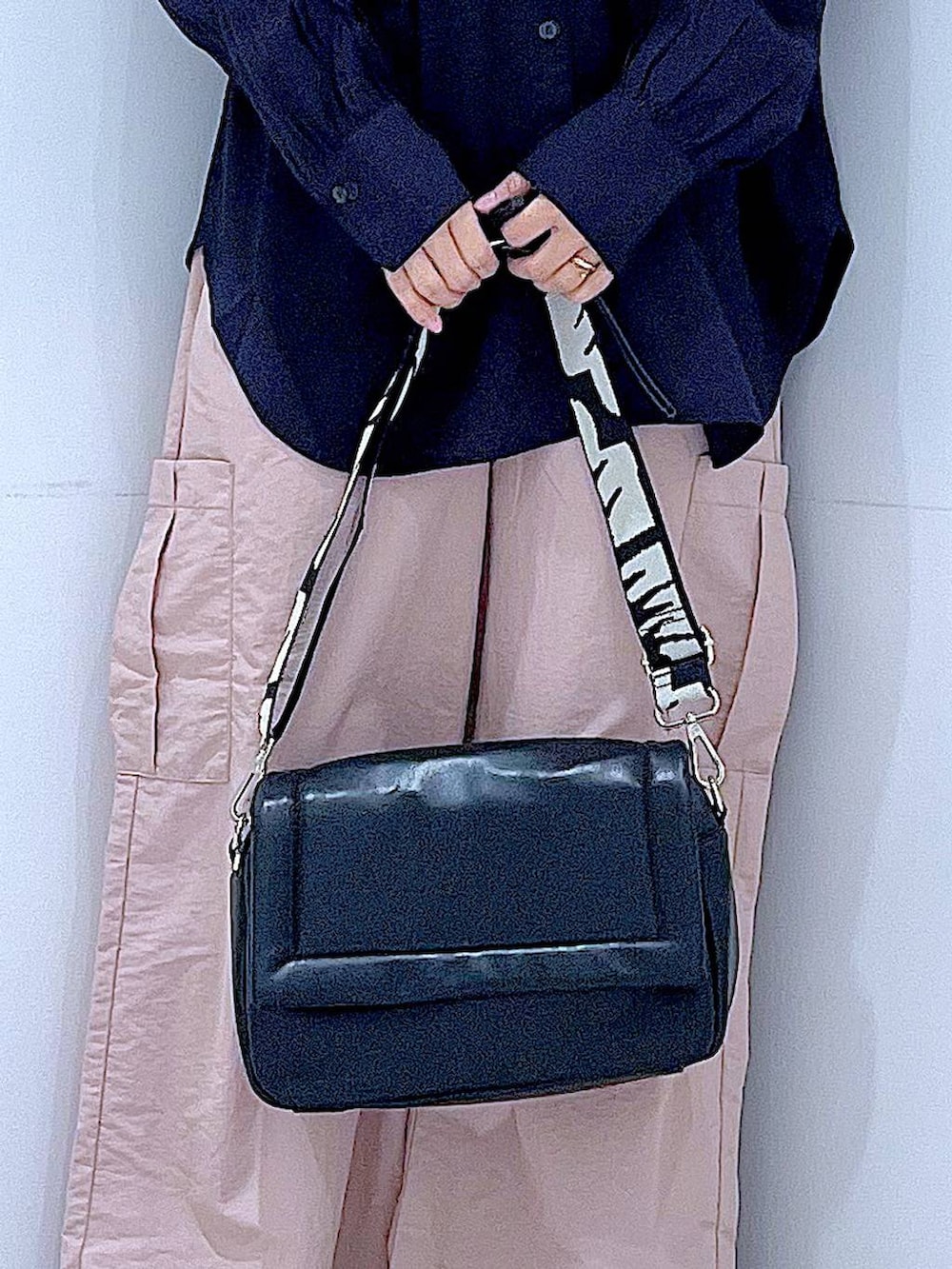 ブラック系のショルダーバッグ、ブラック系のシャツ/ブラウス、ピンク系のカーゴパンツを着用したレディースの春コーディネートの9枚目の写真