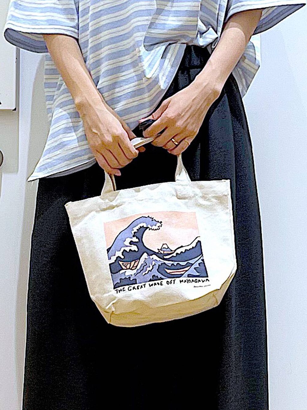 シルバー系のサンダル、その他のトートバッグ、ブルー系のTシャツ/カットソーを着用したレディースの夏コーディネートの9枚目の写真