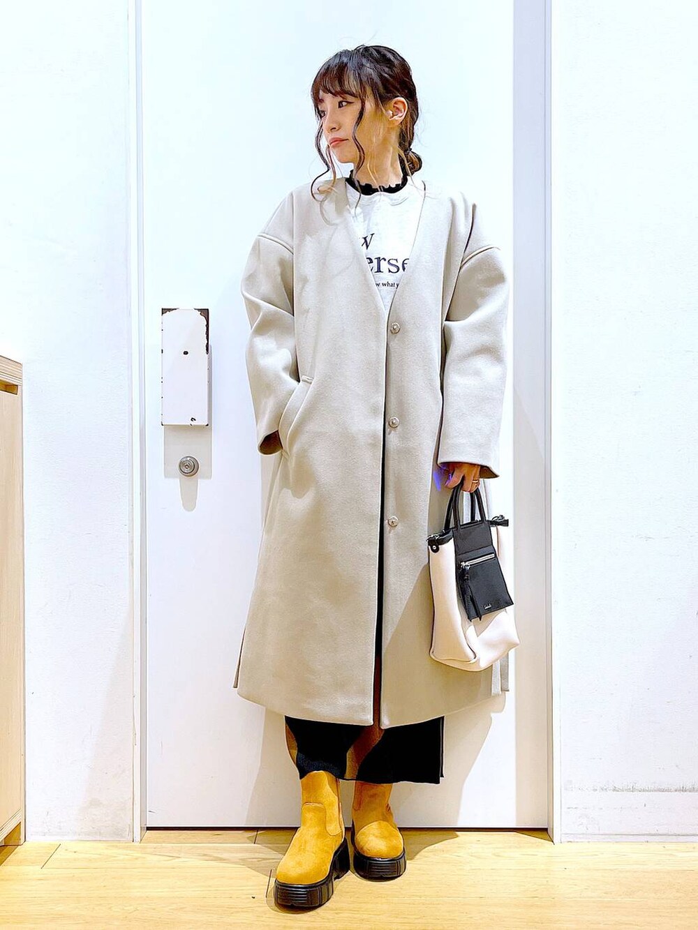 「リラックス、若見え、ゆったり、休日コーデ、骨格ウェーブ、LAKOLE、冬コーデ、コート、アウター、スウェット、スカート、カジュアル、ベーシック/シンプル、体型カバー、ブーツ」｜「LAKOLEのメロウタートルインナー / 961223（Tシャツ/カットソー、ブラック系）」を使った、あおき@LAKOLE海老名さん（レディース・156cm）の冬コーディネートの2枚目の写真