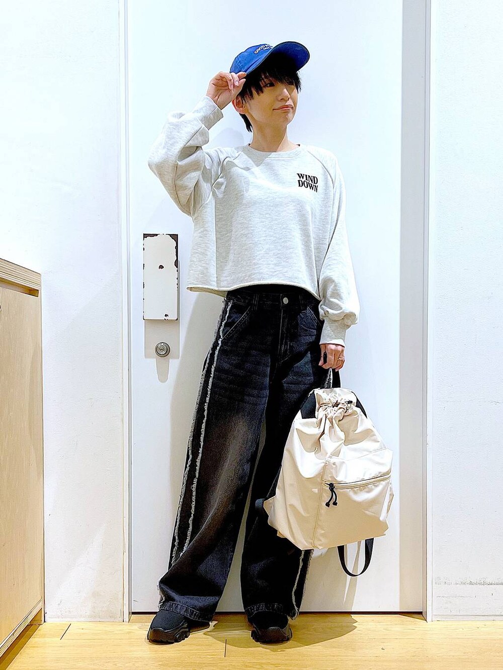 「リラックス、若見え、ゆったり、休日コーデ、骨格ウェーブ、LAKOLE、デニムパンツ、スウェット、カジュアルコーデ、シンプルコーデ、春コーデ、ワンマイル、キャップ、ブーツ、リュック・バッグ」｜「LAKOLEのニットスニーカーソールブーツ / 140064（ブーツ、ブラック系）」を使った、あおき@LAKOLE海老名さん（レディース・156cm）の冬コーディネートの2枚目の写真