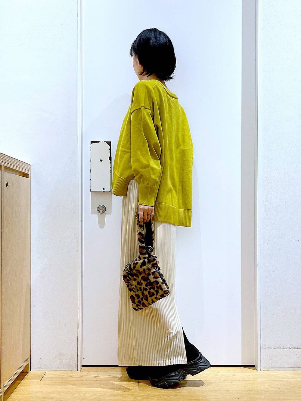 その他のショルダーバッグ、ホワイト系のスカート、ブラック系のブーツを着用したレディースの冬コーディネートの3枚目の写真