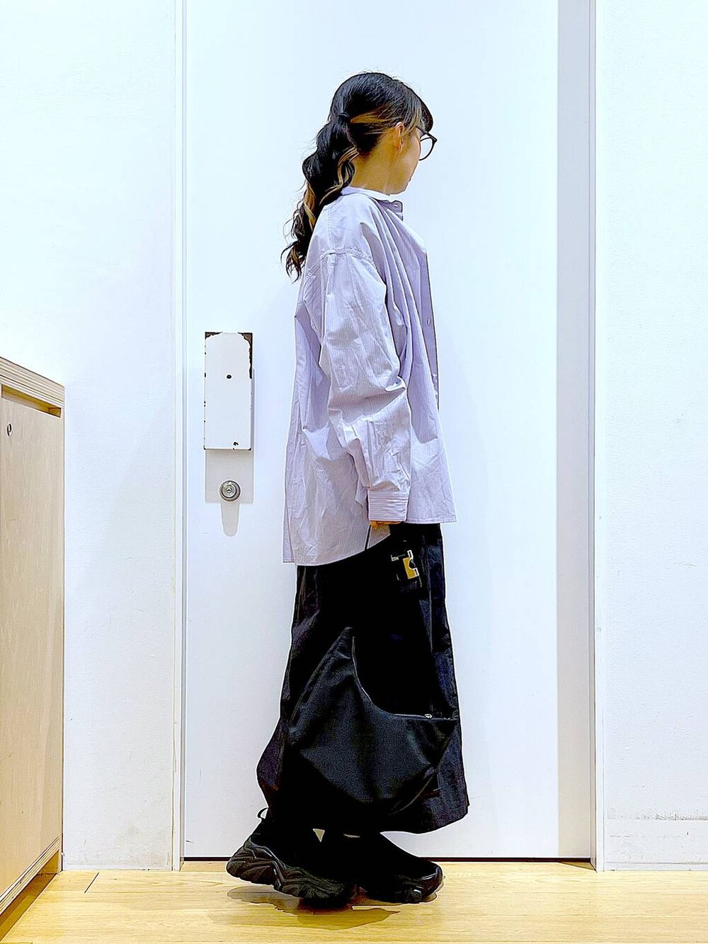 ブルー系のシャツ/ブラウス、ブラック系のスニーカー、ブラック系のショルダーバッグを着用したレディースの春コーディネートの4枚目の写真