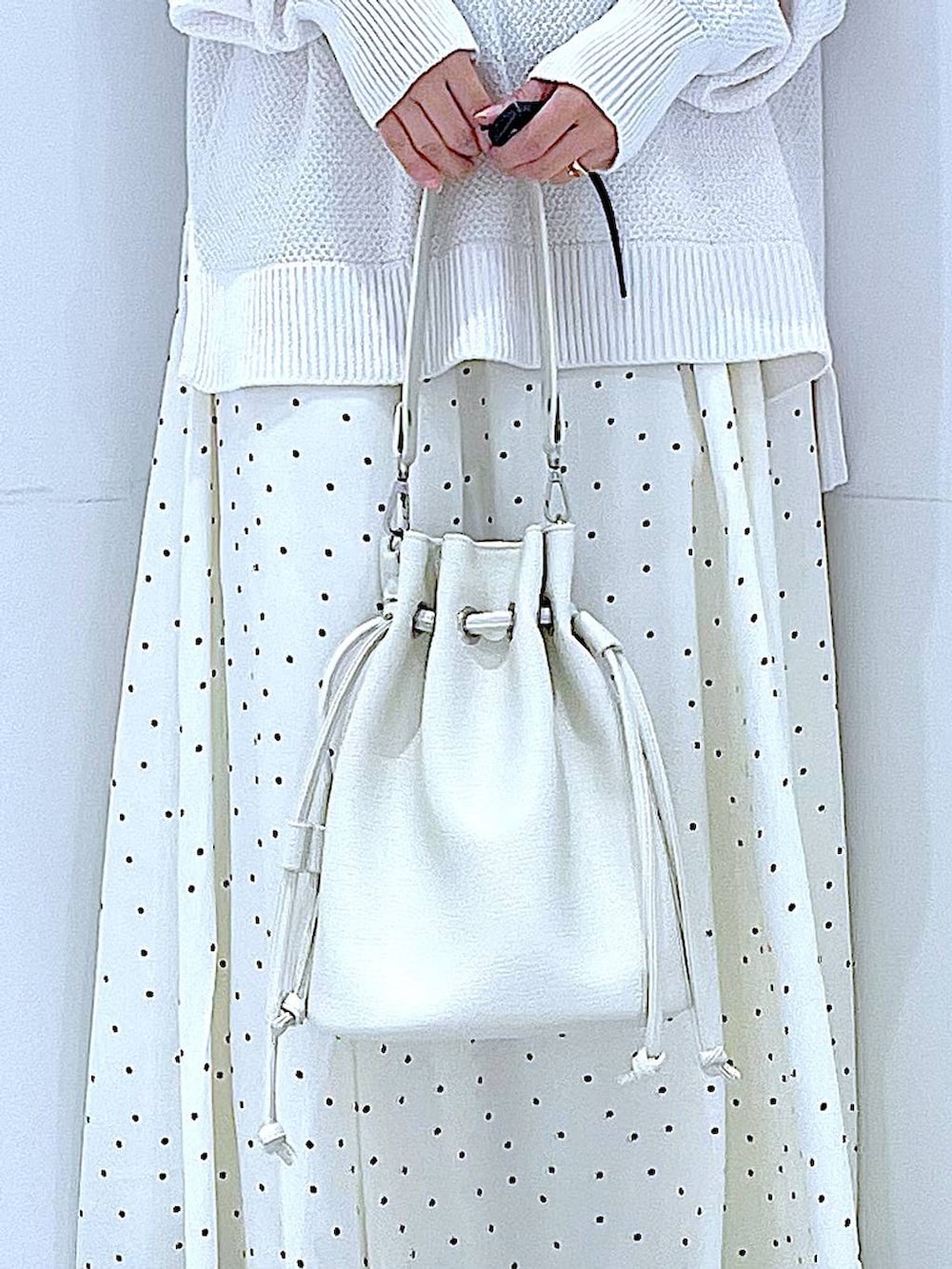 ホワイト系のショルダーバッグ、ホワイト系のスカート、グレー系のバレッタ/ヘアクリップを着用したレディースの春コーディネートの9枚目の写真