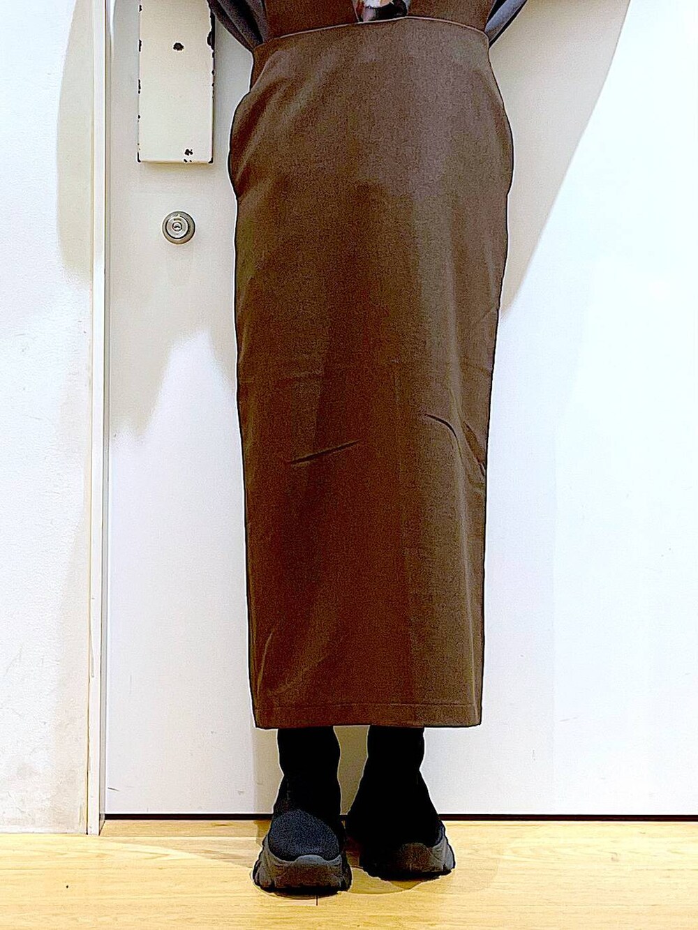 ブラック系のブーツ、ブラウン系のサロペット/オーバーオール、ピンク系のトートバッグを着用したレディースの冬コーディネートの8枚目の写真