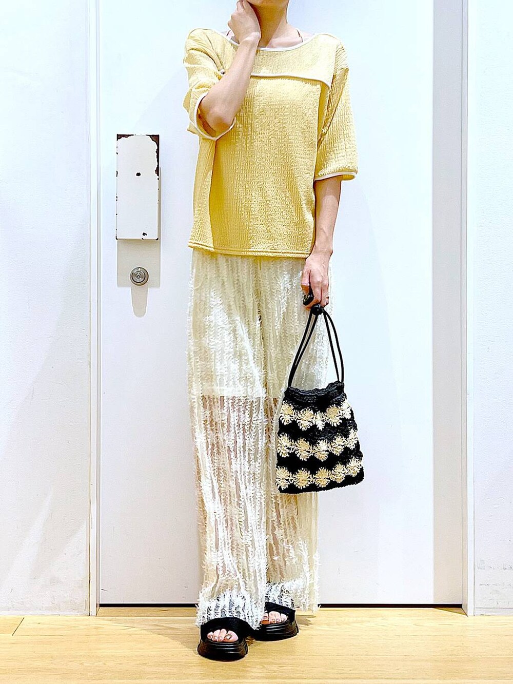 ブラック系のサンダル、ブラック系のショルダーバッグ、ホワイト系のその他パンツを着用したレディースの春コーディネートの6枚目の写真