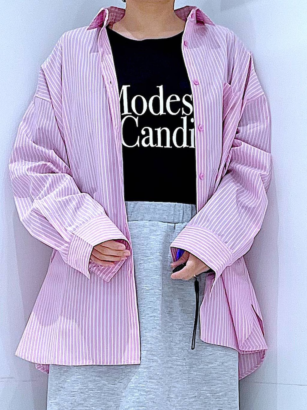 ホワイト系のショルダーバッグ、ブラック系のTシャツ/カットソー、グレー系のスカートを着用したレディースの春コーディネートの7枚目の写真