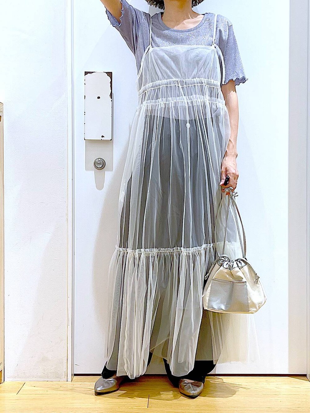 その他のパンプス、ホワイト系のワンピース、ホワイト系のワンピースを着用したレディースの夏コーディネートの6枚目の写真