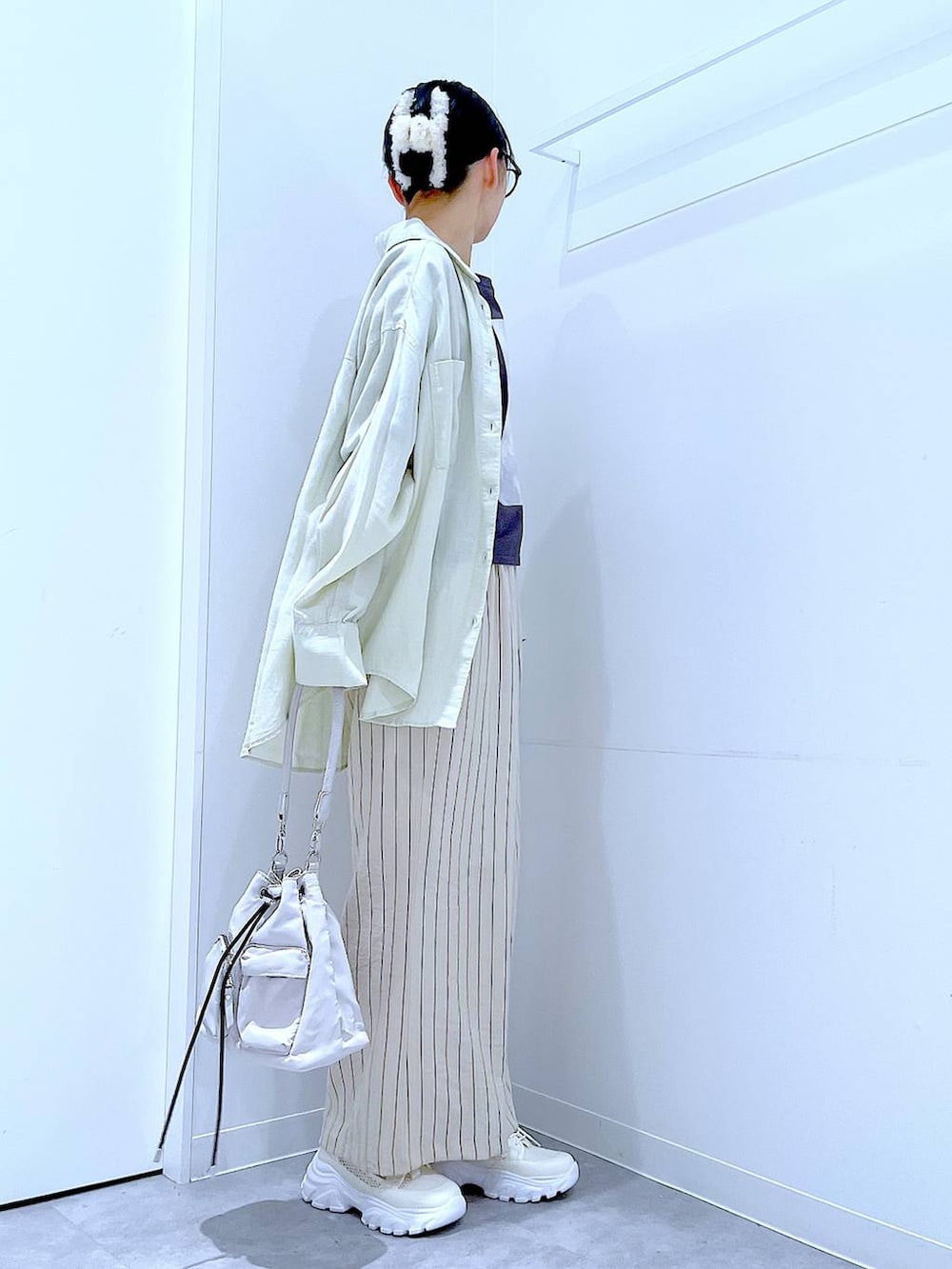 ベージュ系のシャツ/ブラウス、ホワイト系のスニーカー、ホワイト系のその他パンツを着用したレディースの春コーディネートの4枚目の写真